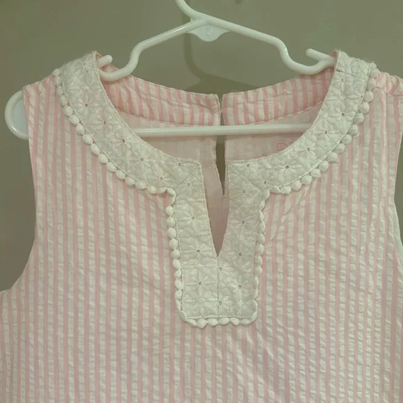Vineyard Vines girls pink and white seersucker dress with eyelet trim size 8